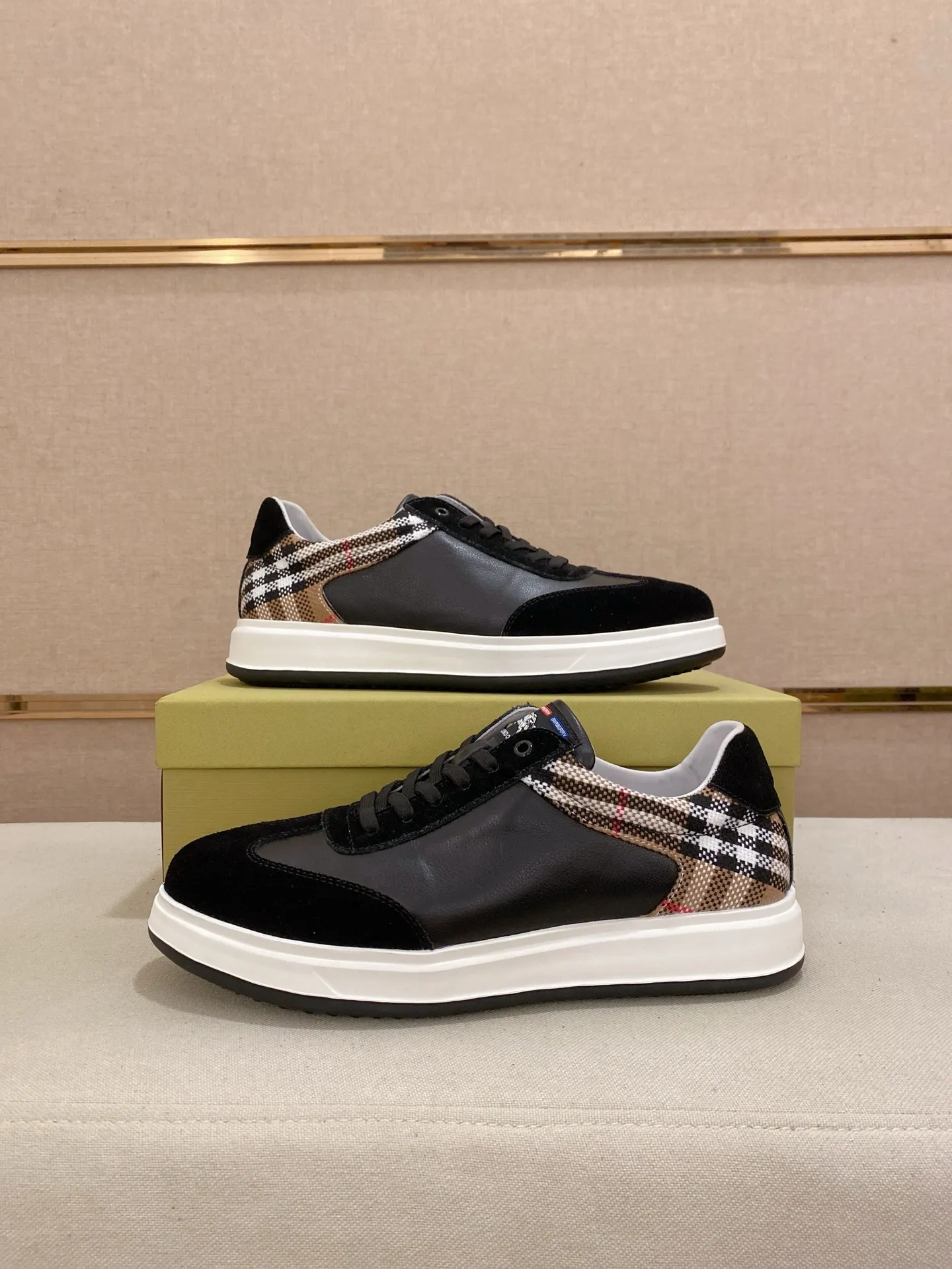 Men's shoes💰: 440💰🇮🇹🇮🇹The counters are synchronized with Burberry's top purchasing agents🔍🔍Synchronized sales. Positive code number: 38-44. Italian imported cowhide, fully imported sheepskin lining, sole: original sole provided by the original factory, exclusive movable molded sole, super comfortable, original factory follow-up order, 🔍🔍high quality, you can enter and leave the counter at will, welcome to compare (45 yuan for customization, no return or exchange)